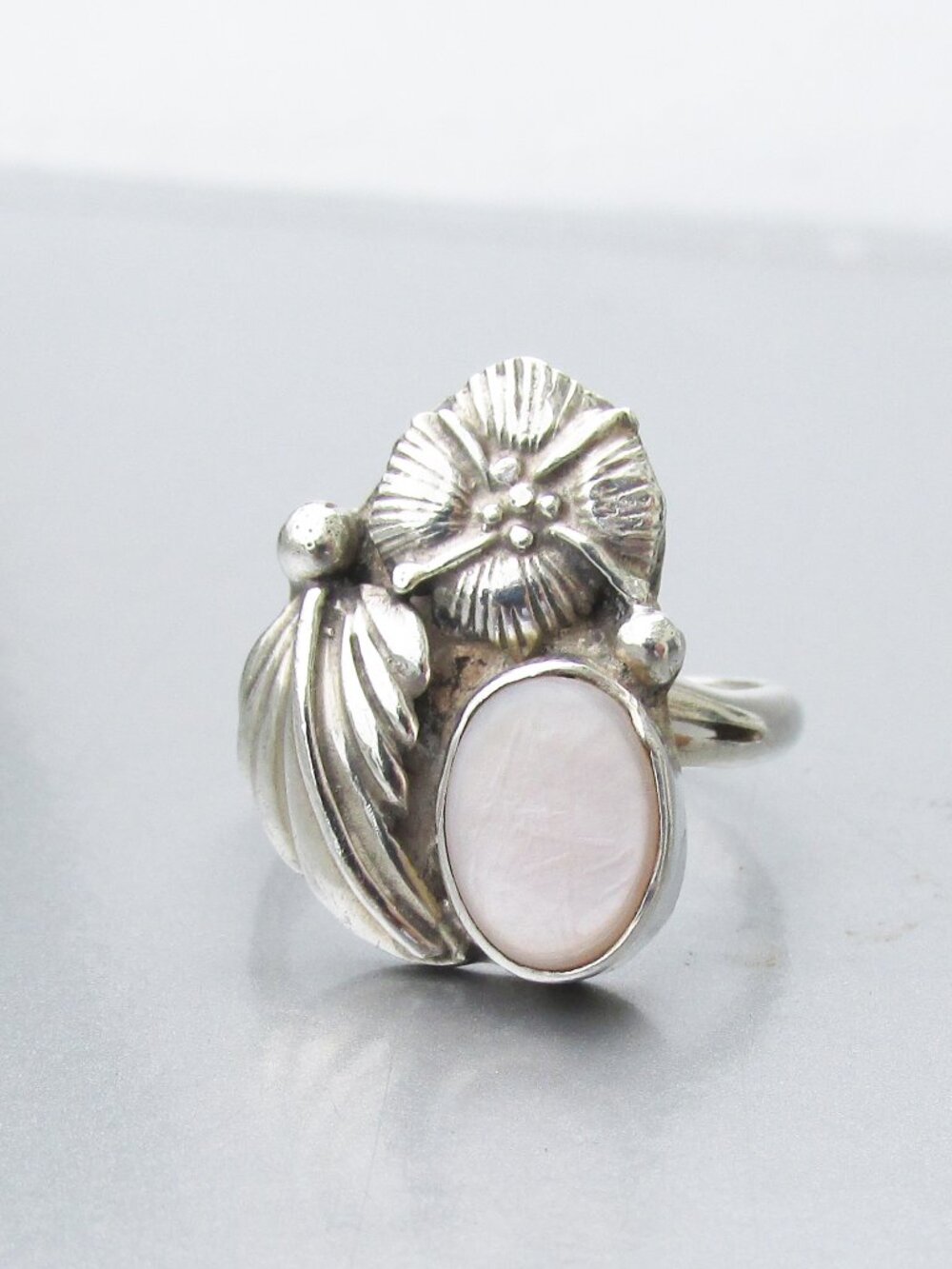Vintage Sterling Silver Native American Mother-of-Pearl Feather Flower Ring Sz 7